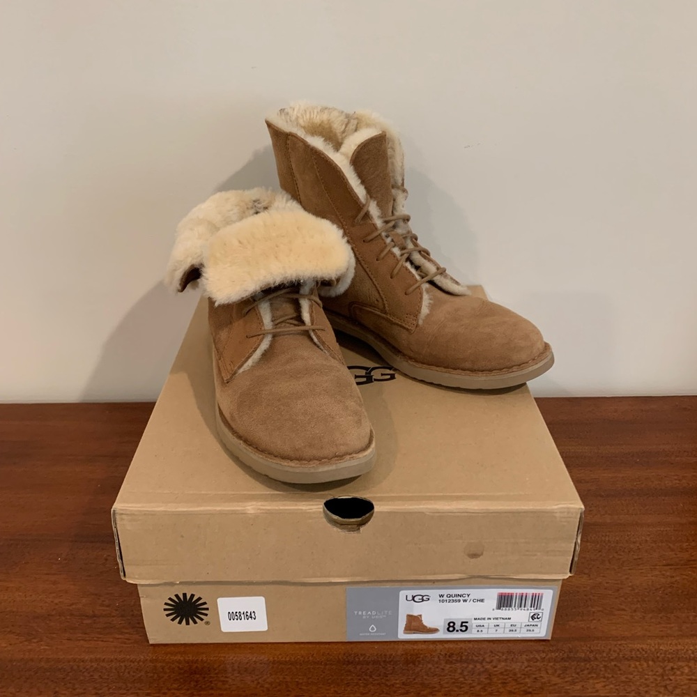 Lace up fold over Ugg suede combat boots in excellent condition